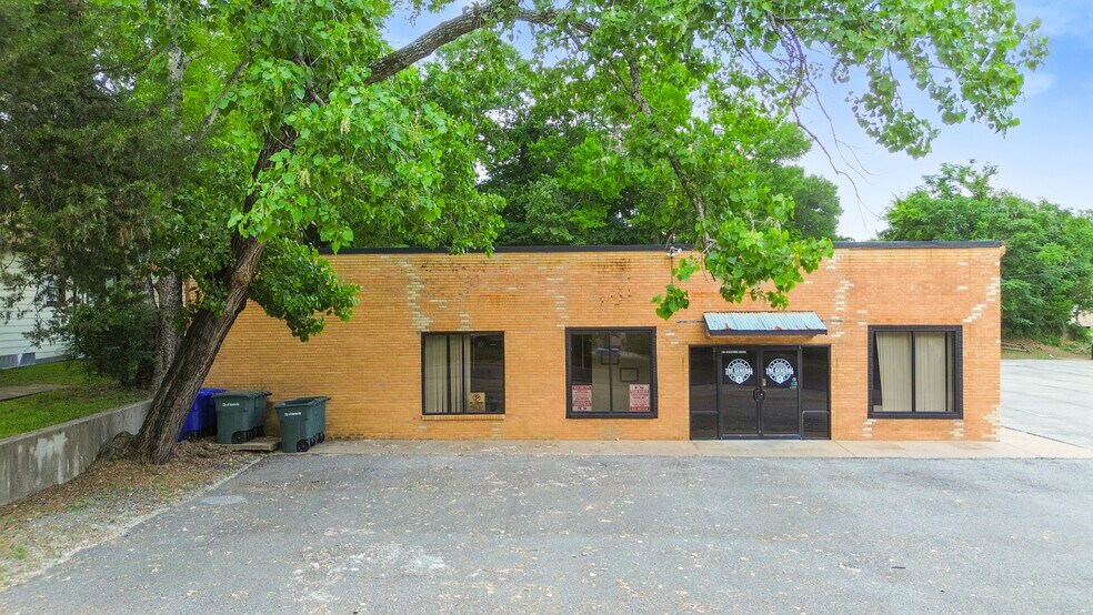 More Photos Of 929 University Ave, Huntsville Storefront Retail Office For Lease