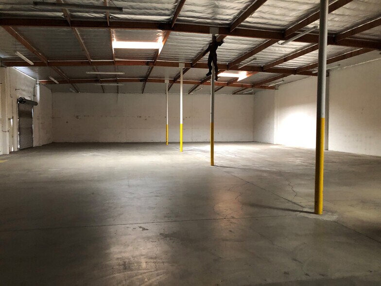 More Photos Of 14101-14105 Pontlavoy Ave, Santa Fe Springs Warehouse For Lease