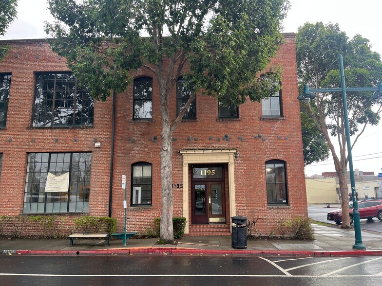 More Photos Of 1175-1195 Park Ave, Emeryville Showroom For Lease