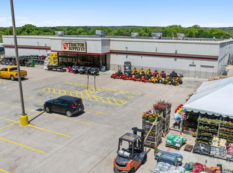 Primary Photo Of 1207 N Avenue G, Clifton Freestanding For Sale