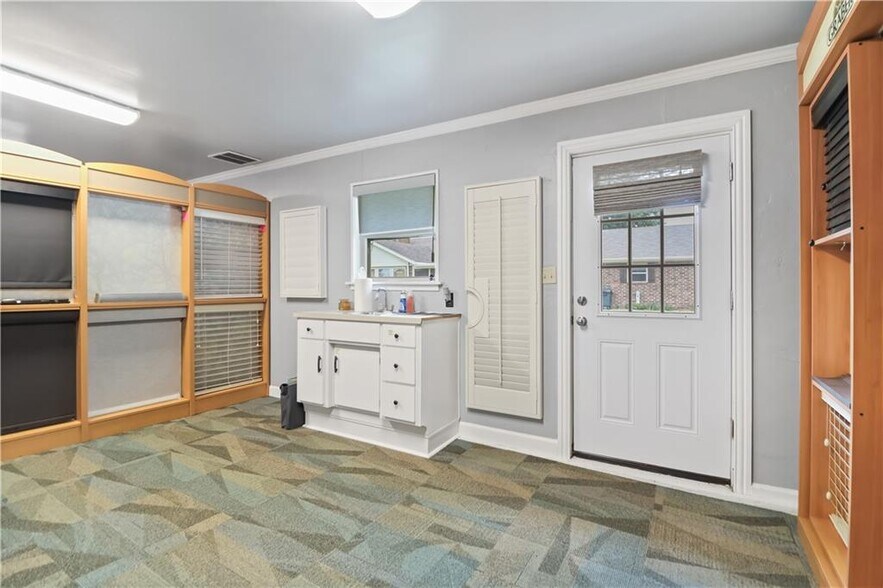 More Photos Of 5039 Primrose Rd, Springdale Specialty For Sale