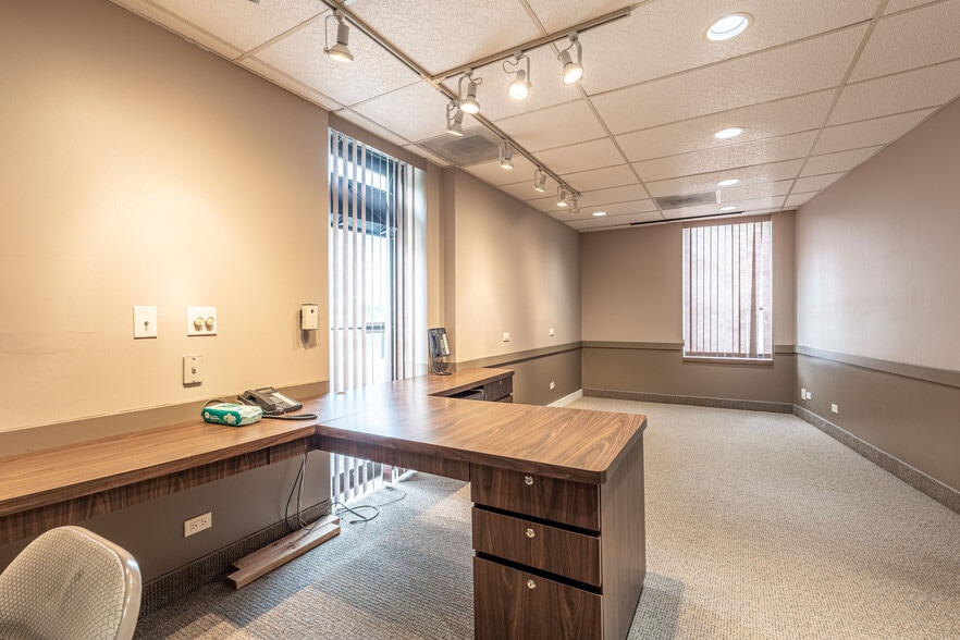 More Photos Of 47 W Dundee Rd, Wheeling Medical For Sale