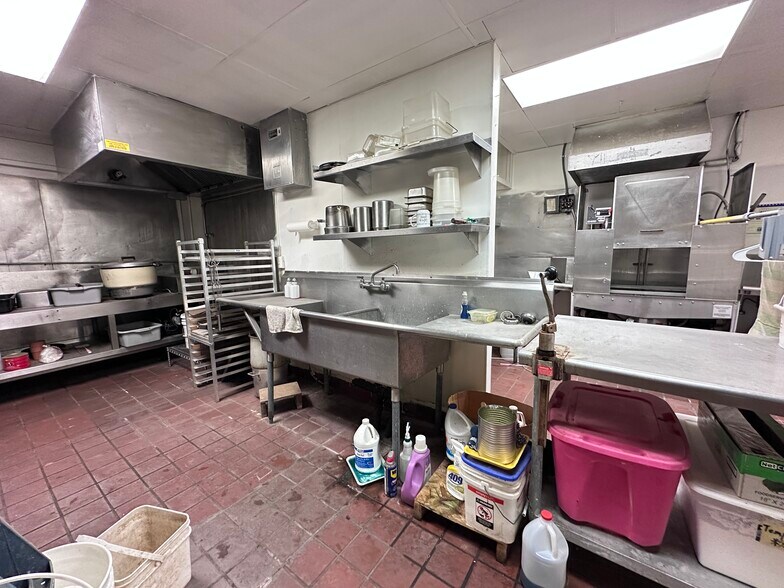 More Photos Of 1023 E F St, Oakdale Restaurant For Lease