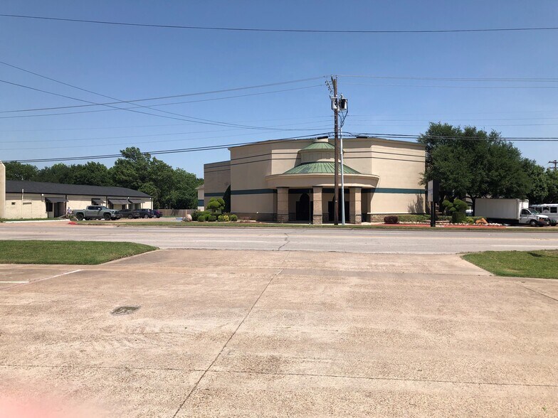 More Photos Of 116 N Highway 77, Waxahachie Freestanding For Sale