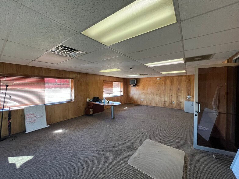 More Photos Of 3226 N Main St, Cleburne Warehouse For Lease