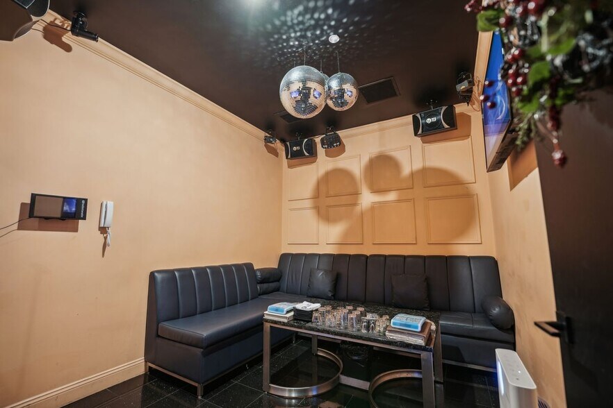 More Photos Of 400 Bergen Blvd, Palisades Park General Retail For Lease