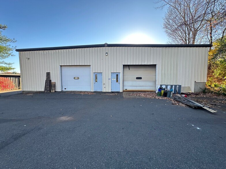 More Photos Of 21 Overlook Dr, Hamden Distribution For Lease
