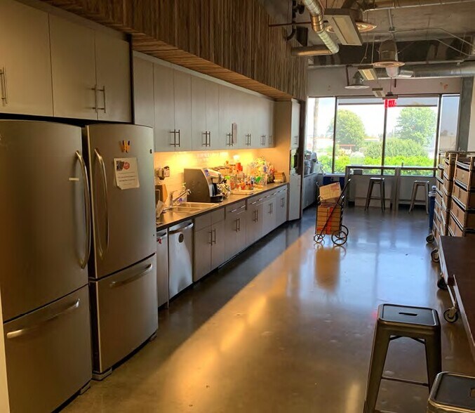 More Photos Of 14455 Ventura Blvd, Sherman Oaks Loft Creative Space For Lease