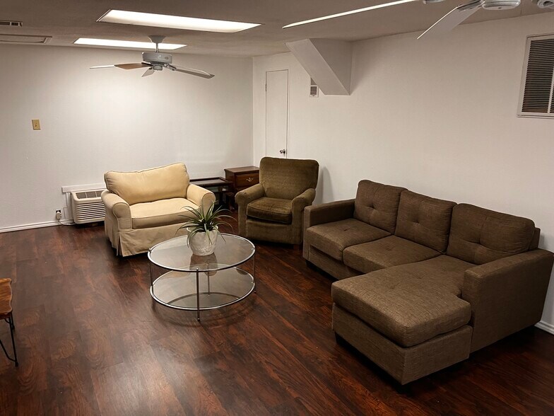 More Photos Of 6910 Bellaire Blvd, Houston Office For Sale