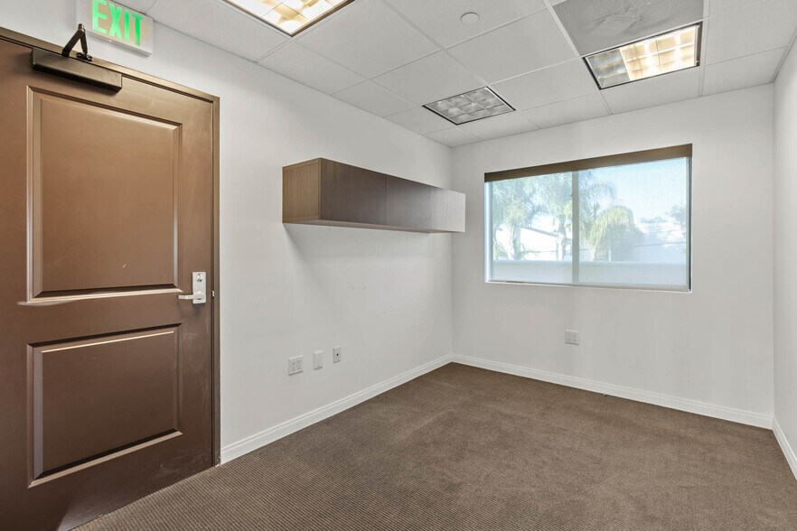 More Photos Of 13833-13841 Ventura Blvd, Sherman Oaks Storefront Retail Office For Sale
