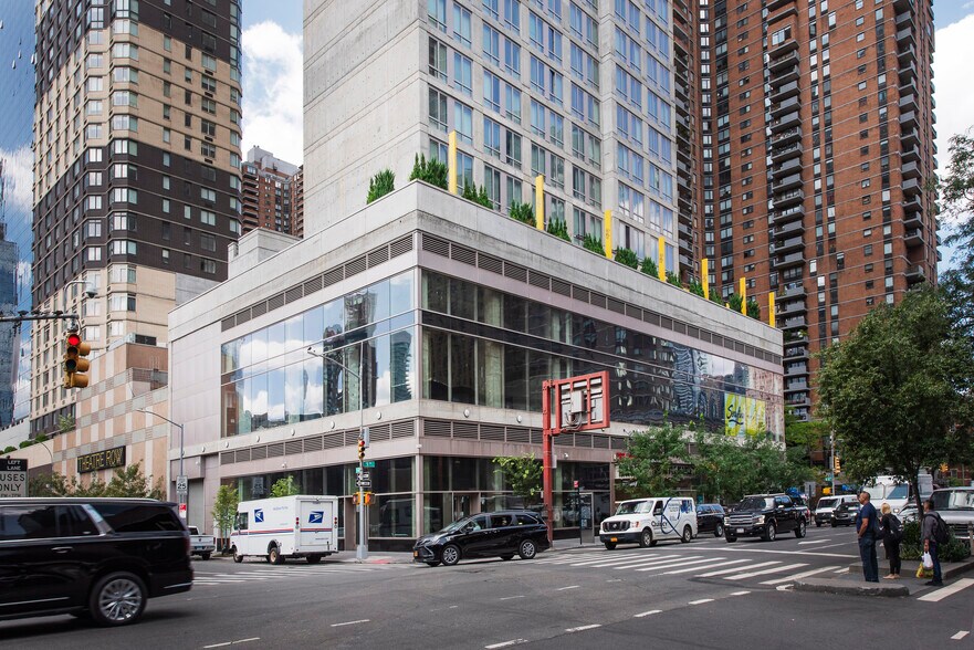 Primary Photo Of 573-577 9th Ave, New York General Retail For Lease