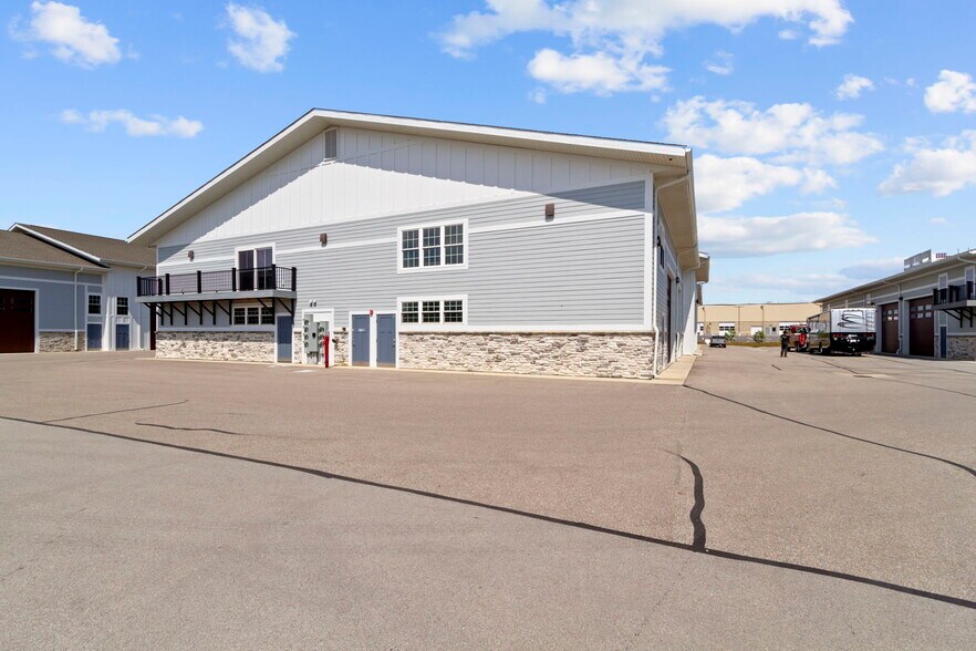 More Photos Of 17745 Motor District Cir, Westfield Showroom For Sale