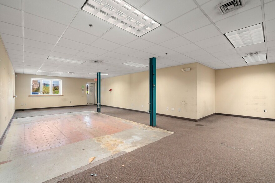More Photos Of 109 Talcott Rd, West Hartford Manufacturing For Sale