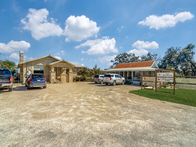 More Photos Of 1015 N School St, Boerne Office For Sale