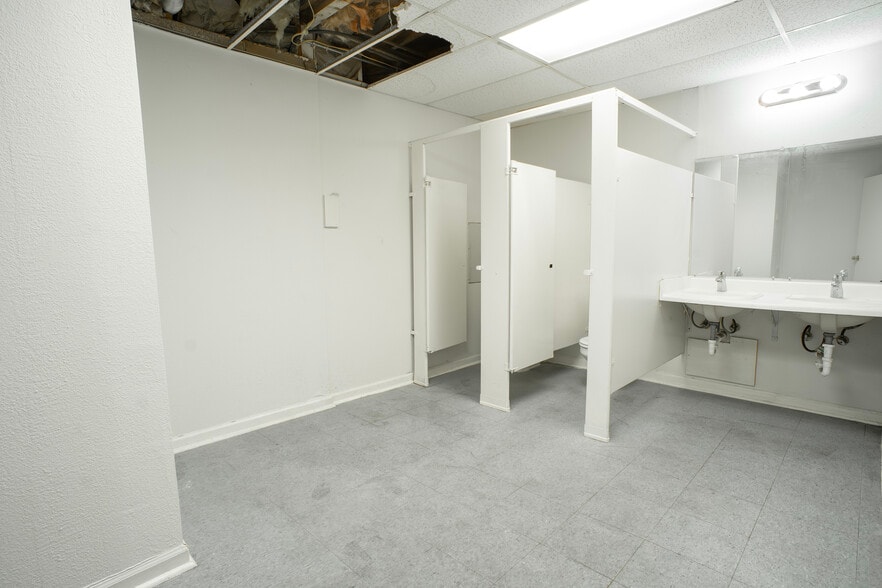 More Photos Of 910 Brenda St, Houston Warehouse For Sale