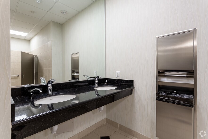 More Photos Of 6575 610 Loop S, Bellaire Office For Sale