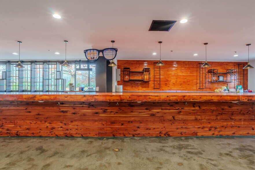 More Photos Of 4840 Hatch Blvd, Muscle Shoals Restaurant For Sale