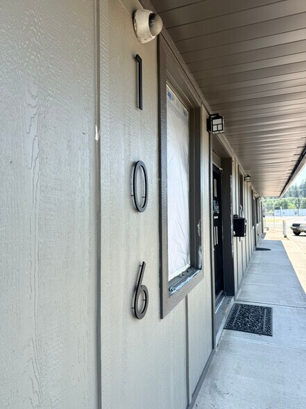 More Photos Of 104-106 N Hutchinson Rd, Spokane Valley Light Distribution For Sale
