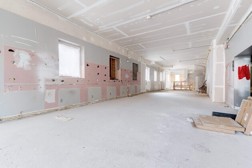 More Photos Of 90 John St S, Hamilton Storefront Retail Residential For Lease