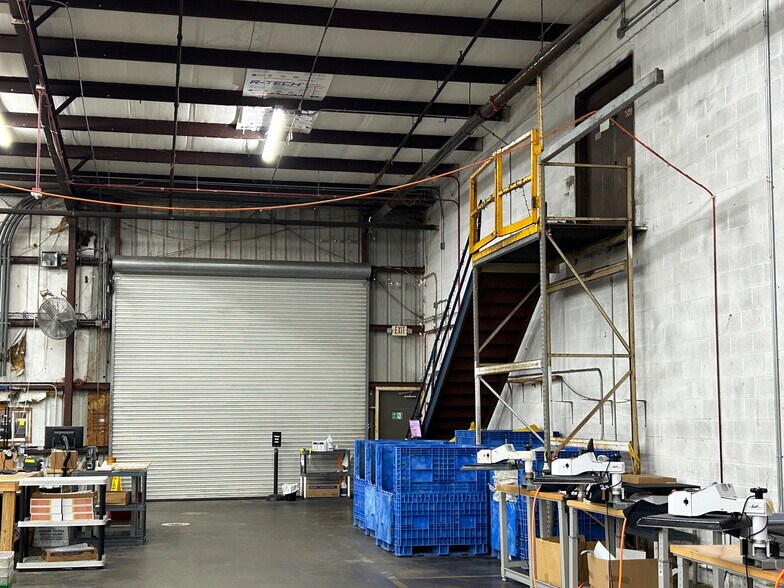 More Photos Of 2708 Ne Waldo Rd, Gainesville Showroom For Sale