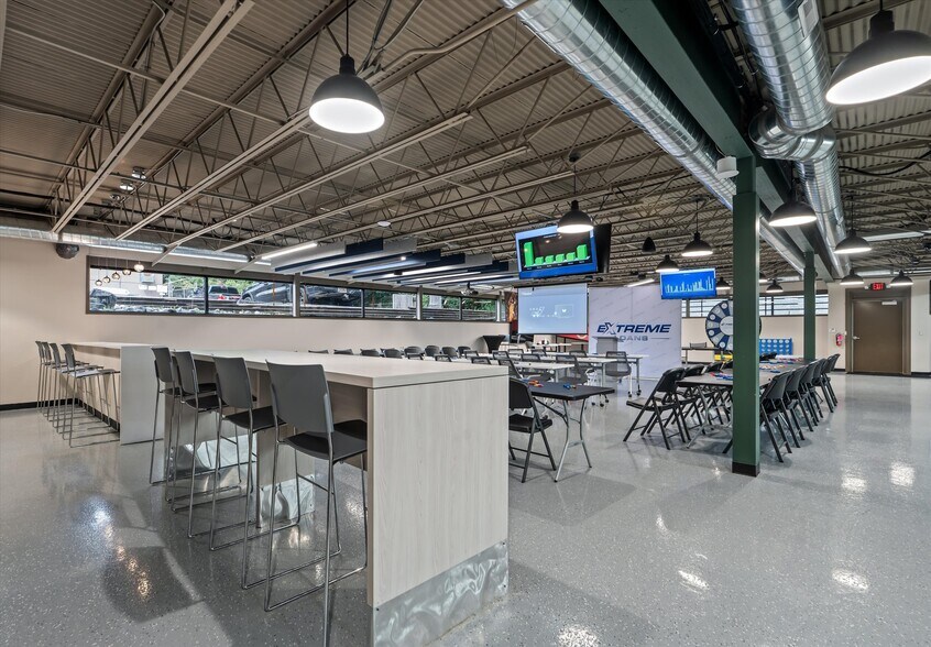 More Photos Of 29444 Northwestern Hwy, Southfield Office For Sale