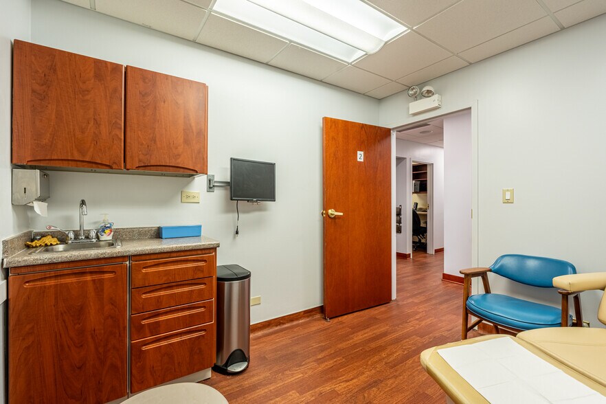More Photos Of 401 N York St, Elmhurst Medical For Lease