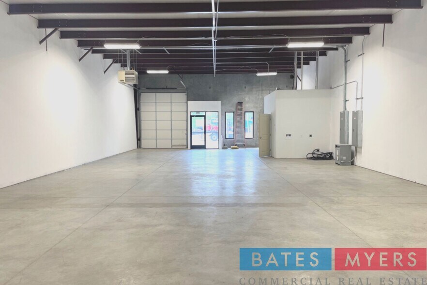 More Photos Of 4814 Alexander Ln, Dallas Showroom For Sale