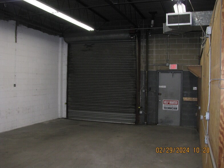 More Photos Of 172 Cabot St, West Babylon Warehouse For Lease