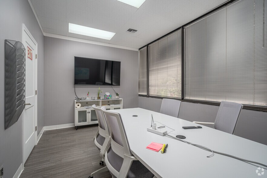 More Photos Of 333 N Rivershire Dr, Conroe Office For Lease