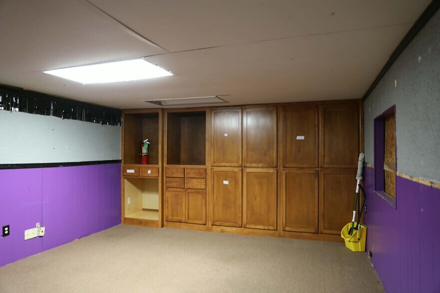 More Photos Of 126 S Pine St, Ponca City Warehouse For Sale