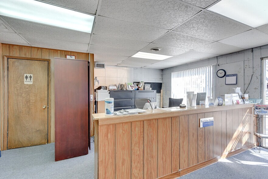 More Photos Of 8614-8616 N 30th St, Omaha Storefront For Sale
