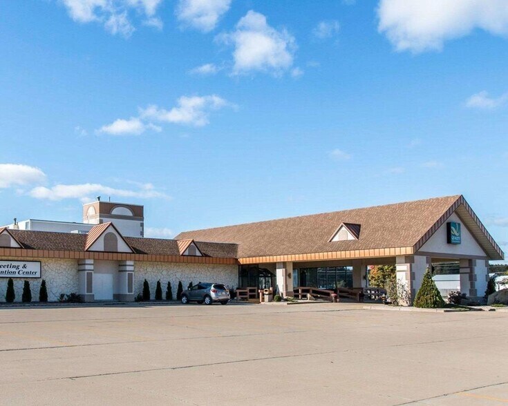 More Photos Of 2603 N Lincoln Rd, Escanaba Hotel For Sale