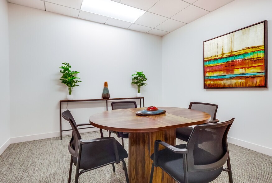 More Photos Of 21300 Victory Blvd, Woodland Hills Coworking Space