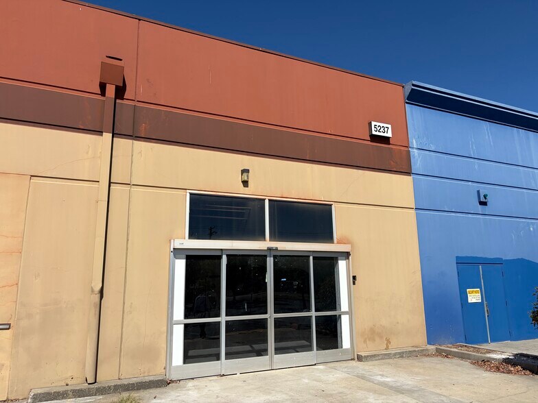 More Photos Of 5237 Walnut Ave, Sacramento Freestanding For Lease