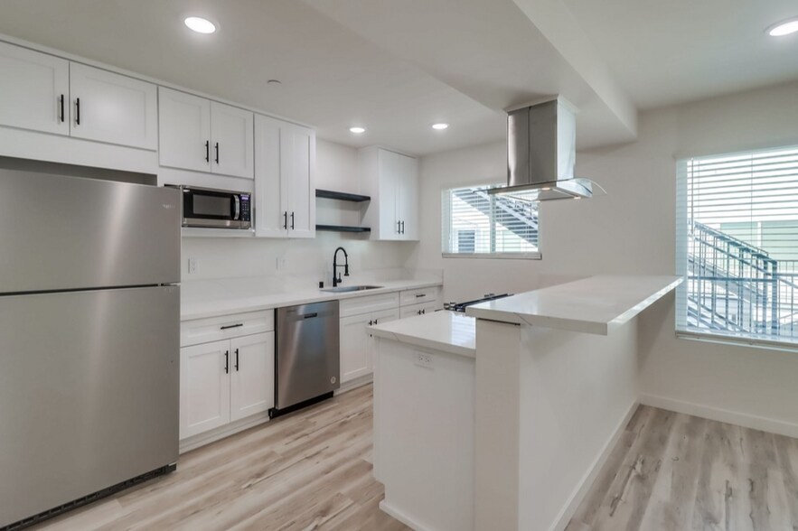 More Photos Of 1478 Hornblend St, San Diego Apartments For Sale