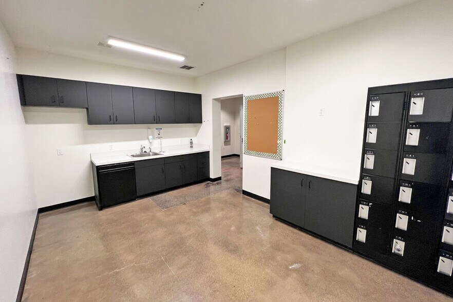 More Photos Of 4330 Wilder Rd, Bay City Freestanding For Lease
