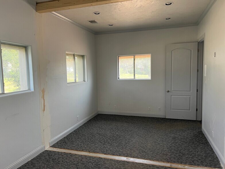 More Photos Of 15402 Dexler Dr, Austin Showroom For Lease