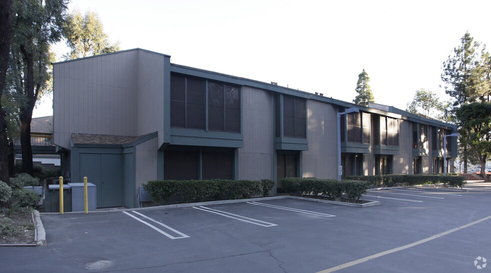 More Photos Of 5525 Oakdale Ave, Woodland Hills Office For Lease