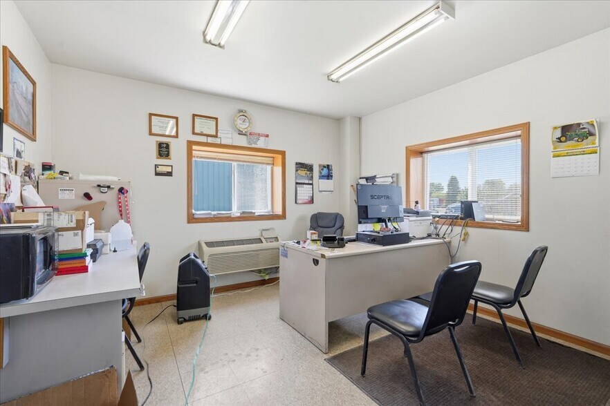 More Photos Of 590 Commercial Ave, Waterloo Auto Repair For Sale
