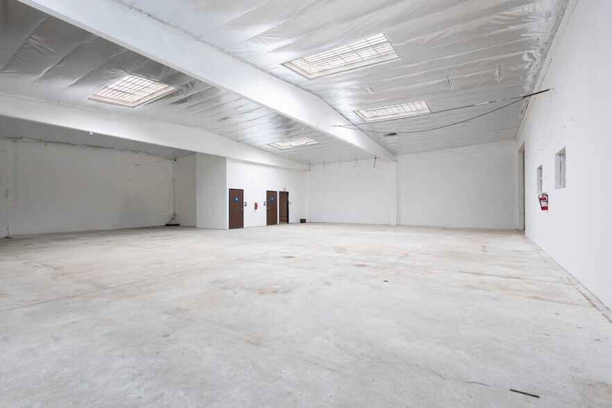 More Photos Of 2703 Southwest Dr, Los Angeles Warehouse For Lease