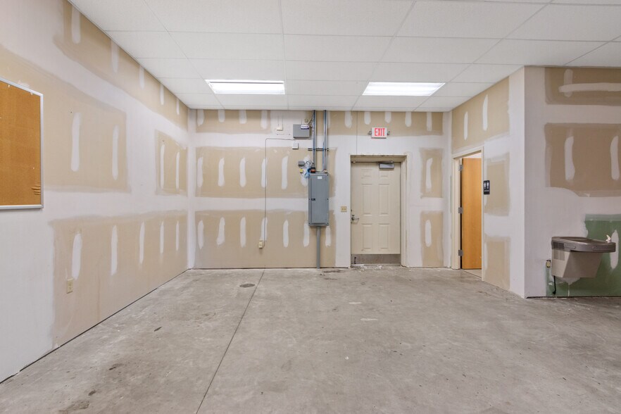 More Photos Of 250 Crossroads Dr, Plover Unknown For Lease