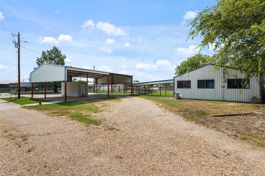 More Photos Of 9549 County Road 155, Kaufman General Retail For Sale