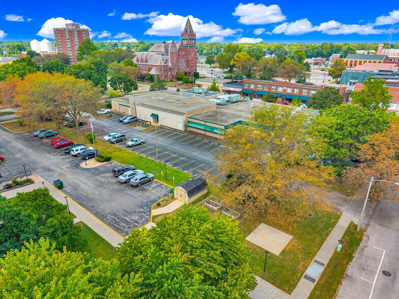 More Photos Of 40 E Simmons St, Galesburg Flex For Sale