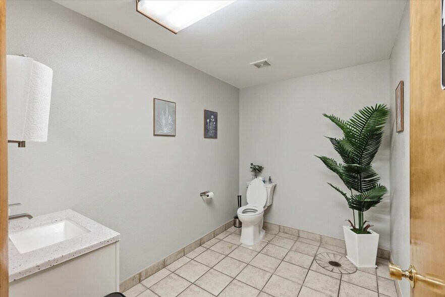 More Photos Of 711 60th St Ct E, Bradenton Light Distribution For Sale