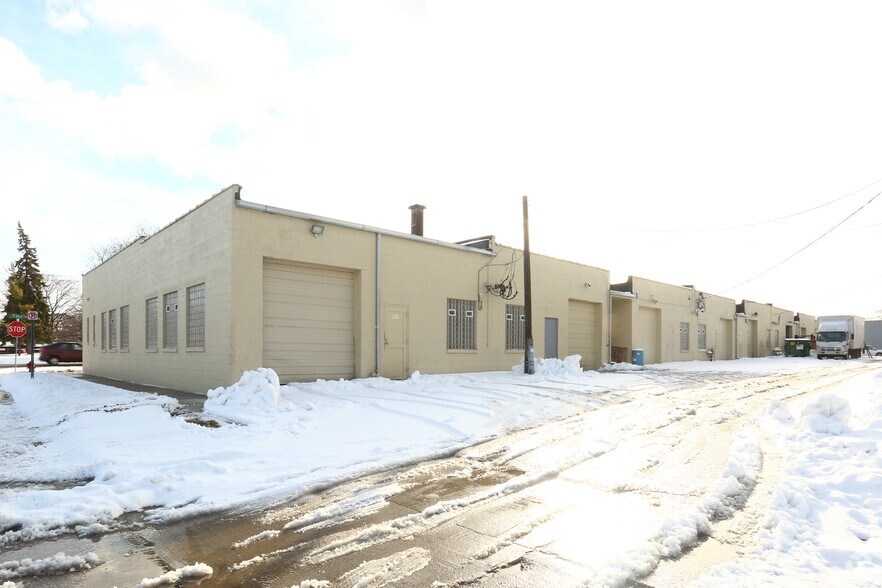 More Photos Of 26400-26450 W 7 Mile Rd, Redford Warehouse For Lease