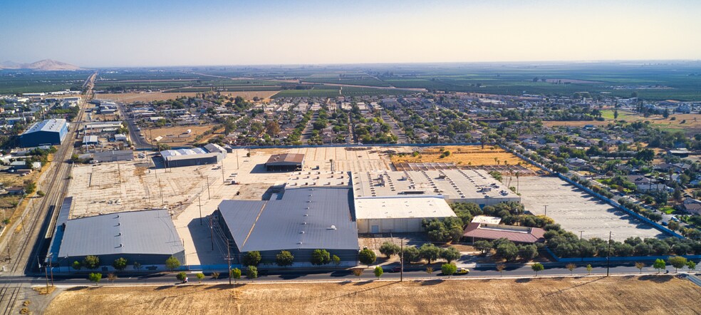 More Photos Of 650 W Tulare Rd, Lindsay Showroom For Lease