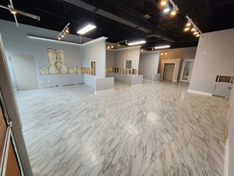 More Photos Of 7901 Kingspointe Pky, Orlando Showroom For Sale
