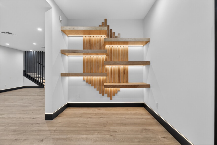 More Photos Of 703 S Main St, Burbank Showroom For Sale