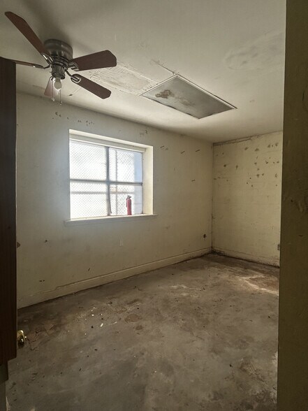 More Photos Of 3827-3831 Main St, College Park Storefront Retail Office For Lease