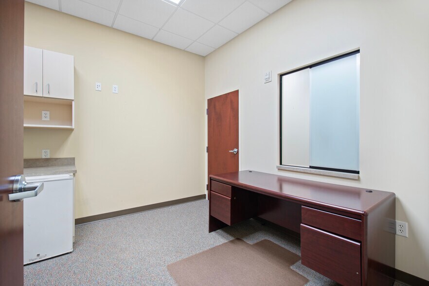 More Photos Of 7065 Westpointe Blvd, Orlando Office For Sale